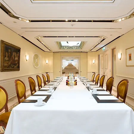 إكسيلسيور إيرنيست أم دوم فندق